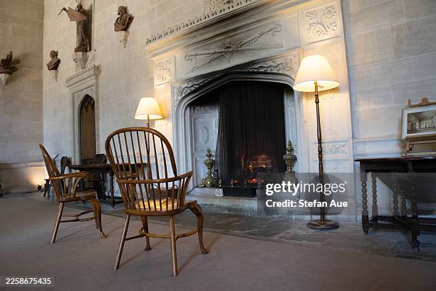 blick auf lacock abbey, lacock abbey courtyard tea room und umgebung, harry-potter-filmdrehort in lacock, großbritannien - harry potter und die kammer des schreckens filmtitel stock-fotos und bilder