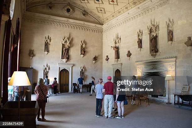 blick auf lacock abbey, lacock abbey courtyard tea room und umgebung, harry-potter-filmdrehort in lacock, großbritannien - harry potter und die kammer des schreckens filmtitel stock-fotos und bilder