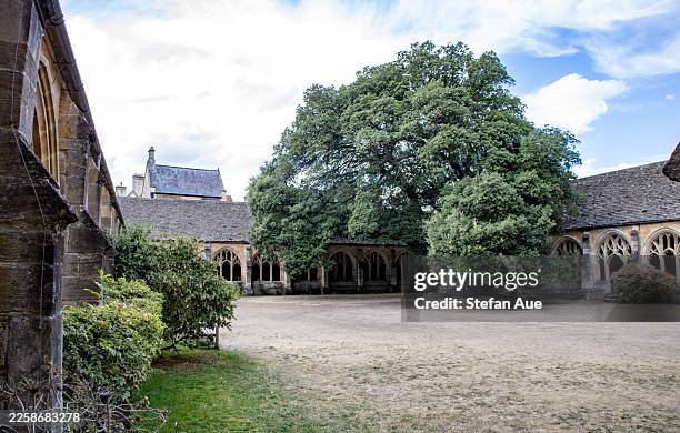 blick auf den harry-potter-filmort: kreuzgänge des new college, oxford im sommer - harry potter und die kammer des schreckens filmtitel stock-fotos und bilder