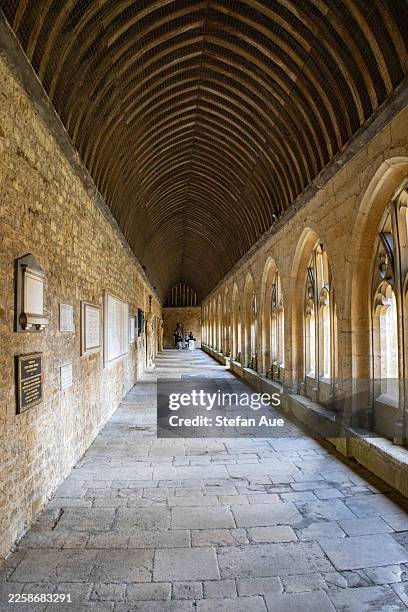 blick auf den harry-potter-filmort: kreuzgänge des new college, oxford im sommer - harry potter und die kammer des schreckens filmtitel stock-fotos und bilder