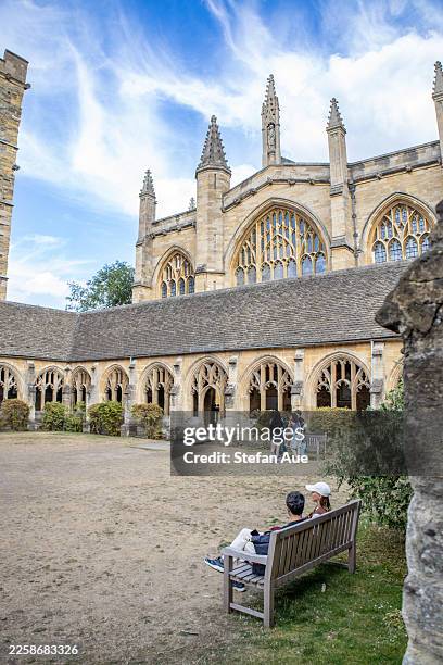 blick auf den harry-potter-filmort: kreuzgänge des new college, oxford im sommer - harry potter und die kammer des schreckens filmtitel stock-fotos und bilder