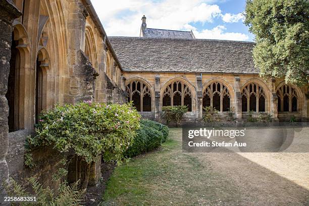 blick auf den harry-potter-filmort: kreuzgänge des new college, oxford im sommer - harry potter und die kammer des schreckens filmtitel stock-fotos und bilder