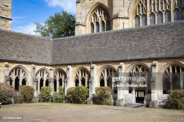 blick auf den harry-potter-filmort: kreuzgänge des new college, oxford im sommer - harry potter und die kammer des schreckens filmtitel stock-fotos und bilder