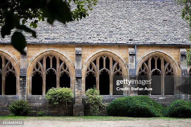blick auf den harry-potter-filmort: kreuzgänge des new college, oxford im sommer - harry potter und die kammer des schreckens filmtitel stock-fotos und bilder