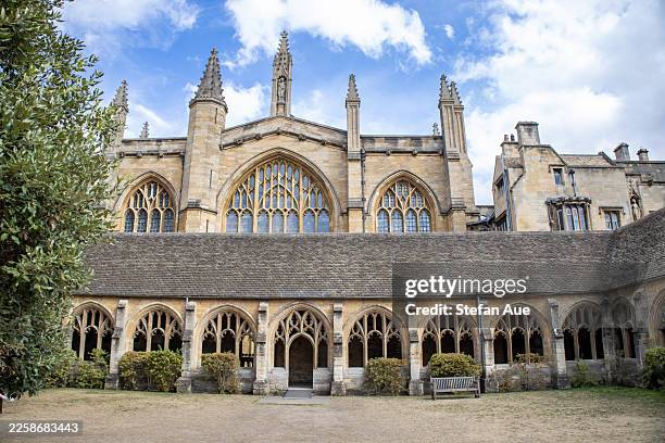 blick auf den harry-potter-filmort: kreuzgänge des new college, oxford im sommer - harry potter und die kammer des schreckens filmtitel stock-fotos und bilder