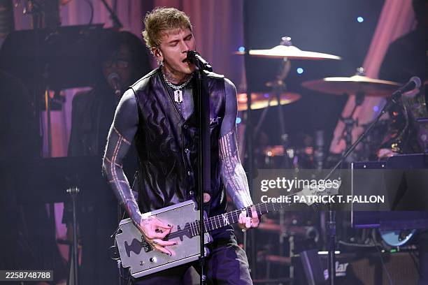 Mk Rapper 6,576 Machine Gun Kelly In Concert Stock Photos, High-Res Pictures, and ...