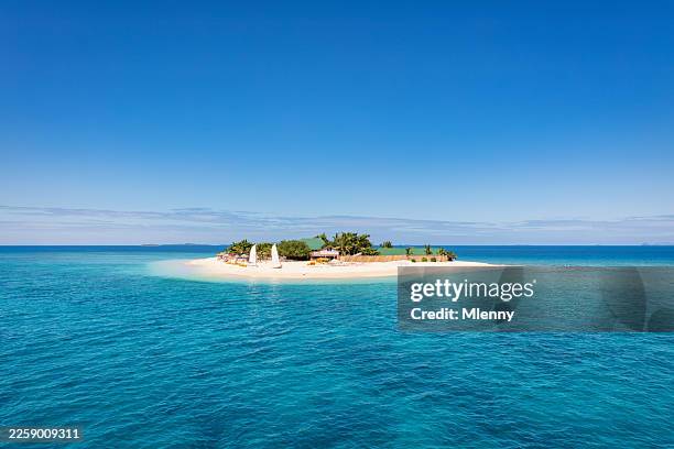 fiji tropical south sea island surrounded by turquoise pacific ocean - oceano pacífico do sul imagens e fotografias de stock