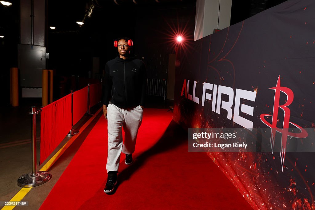 Hornets Rockets 2002 Isaiah Crawford of the Houston Rockets arrives to the arena before ...