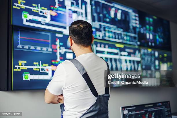 operator monitoring industrial process control system screens - kontrollrum bildbanksfoton och bilder