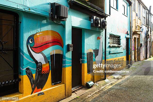 murale della guinness sul lato di un pub a brighton, east sussex, regno unito - pellicano foto e immagini stock
