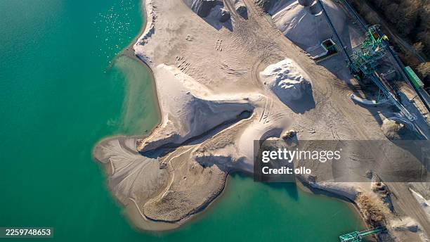arena y grava, orilla del lago-vista aérea - mina abierta fotografías e imágenes de stock