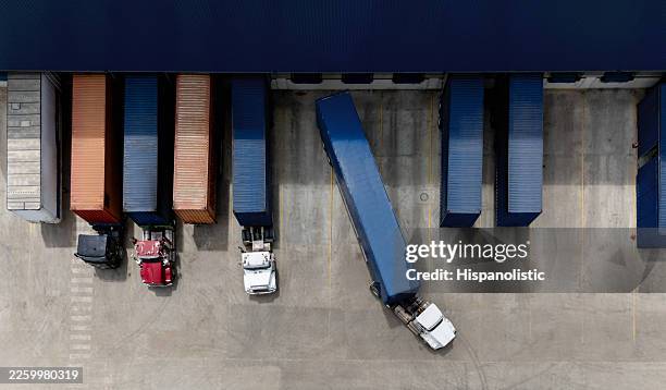 vista aérea de un camión saliendo del muelle de carga en un almacén de distribución - tipo de transporte fotografías e imágenes de stock