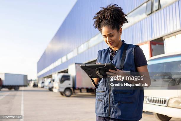 répartiteur utilisant une tablette numérique lors de l’envoi des camions pour la distribution - parc automobile photos et images de collection