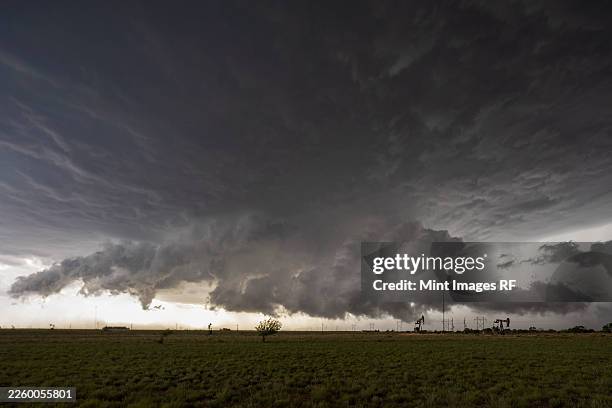 horizontal rotational inflow, a beaver tail shaped cloud ingesting the outflow boundary from the lubbock storm to the north - texas storm stock pictures, royalty-free photos & images