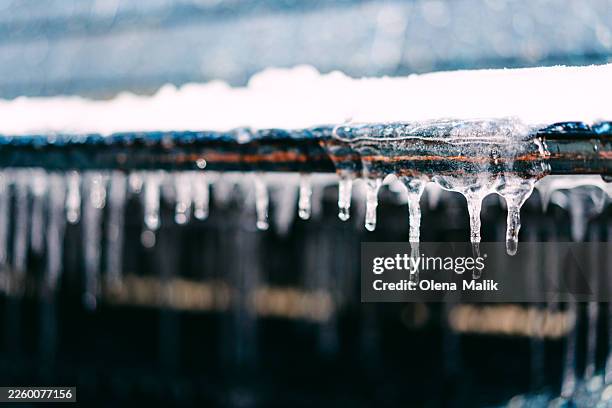 melting icicles and snow in early spring - maart stockfoto's en -beelden