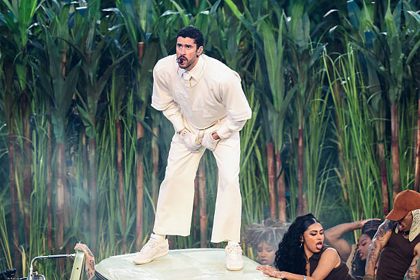 Bad Bunny biểu diễn trong chương trình giải lao giữa hiệp của Apple Music tại Super Bowl LX giữa Seattle Seahawks và New England Patriots, sân vận động Levi, Santa...