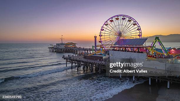 santa monica pier and beach at purple sunset light - santa monica pier stock-fotos und bilder