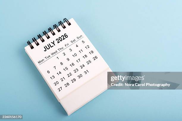 july 2026 desk calendar on blue background - tischkalender stock-fotos und bilder