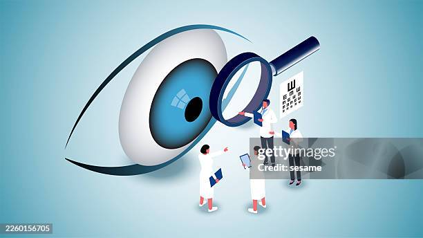 sehuntersuchung und -beurteilung, augenarzt, augenklinik. isometrische ansicht einer gruppe von ärzten, die eine untersuchung neben einem auge durchführen - augenheilkunde stock-grafiken, -clipart, -cartoons und -symbole
