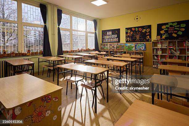 empty classroom at elementary school! - tidy classroom stock pictures, royalty-free photos & images