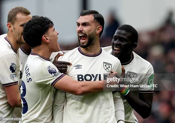 Taty Castellanos of West Ham United celebrates scoring his team's second goal with teammates Mateus Fernandes and El Hadji Malick Diouf during the...