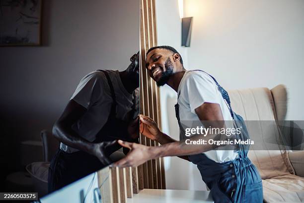technician installing television, providing home electronic service - smart tv stock pictures, royalty-free photos & images