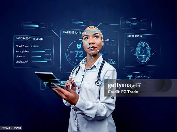 ärztin, die digitale diagnostik analysiert - medizintechnik stock-fotos und bilder