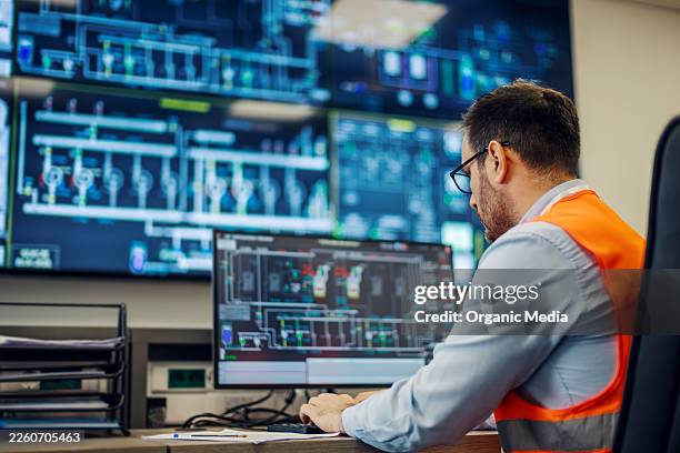 engineer monitoring industrial process control system - kontrollrum bildbanksfoton och bilder