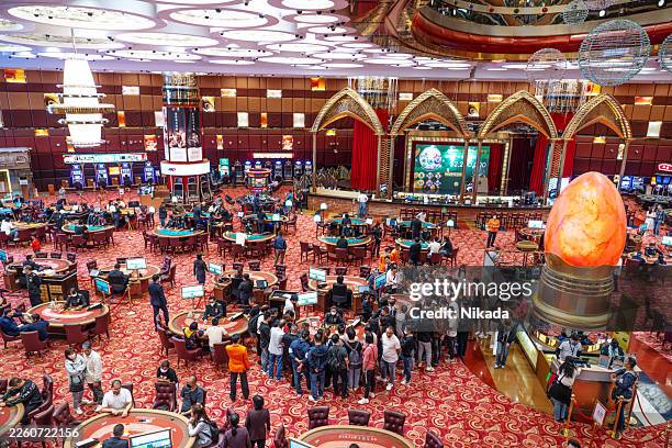 lujoso salón casino de macao con multitudes y escenario - macao fotografías e imágenes de stock