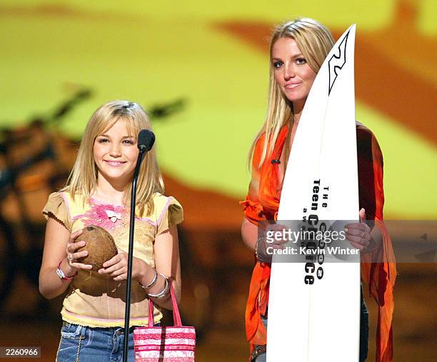 Britney Spears and her sister Jamie Lynn Spears at "The Teen Choice Awards 2002" at the Universal Amphitheatre in Los Angeles, Ca. Sunday, August 4,...