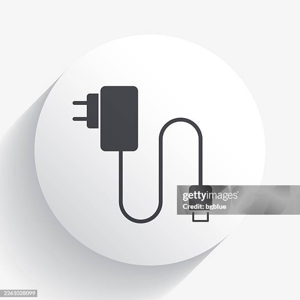 illustrations, cliparts, dessins animés et icônes de chargeur de téléphone portable. icône sur le bouton cercle avec une longue ombre - chargeur de batterie