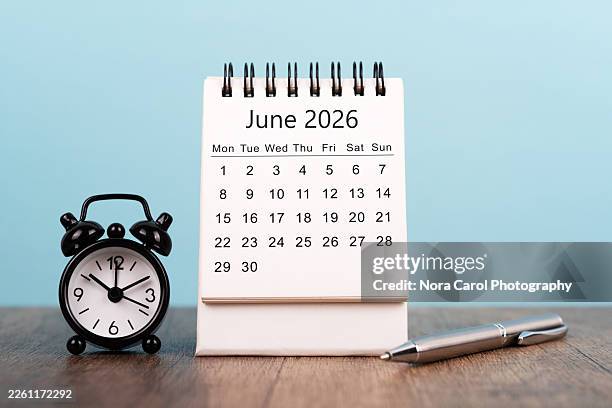 june 2026 desk calendar with alarm clock - junho imagens e fotografias de stock