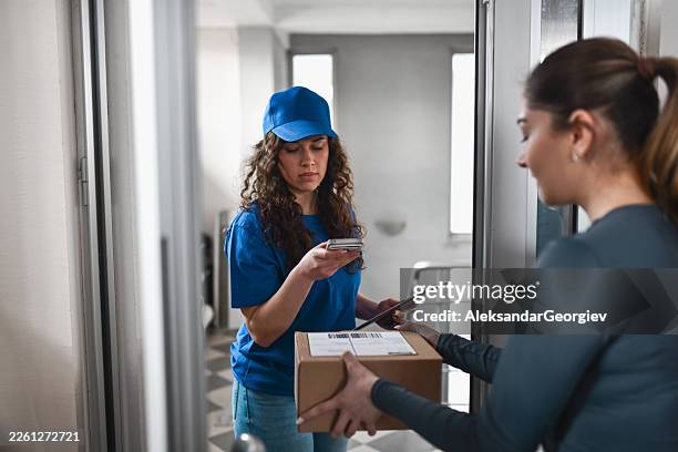 female courier scanning barcode on package at home entrance - entrega sem contacto imagens e fotografias de stock