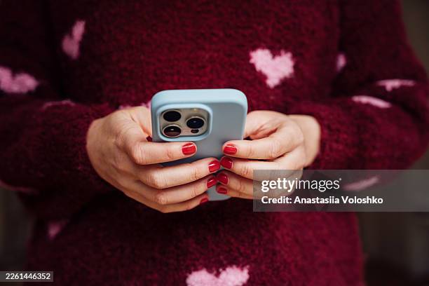 woman using smartphone close up - online dating stock-fotos und bilder