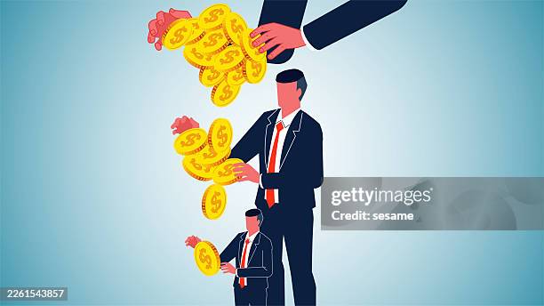 illustrazioni stock, clip art, cartoni animati e icone di tendenza di gerarchia, gerarchia di marketing, capitalismo. vista isometrica dall'alto verso il basso delle monete d'oro che cadono nelle mani dei mercanti, più sono vecchie, meno sono - certificato azionario