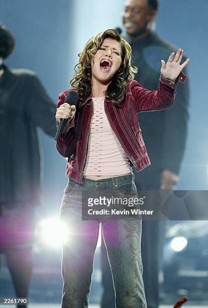 American Idol winner Kelly Clarkson sings after winning the contest at the Kodak Theatre in Hollywood, Ca., Sept. 4, 2002.
