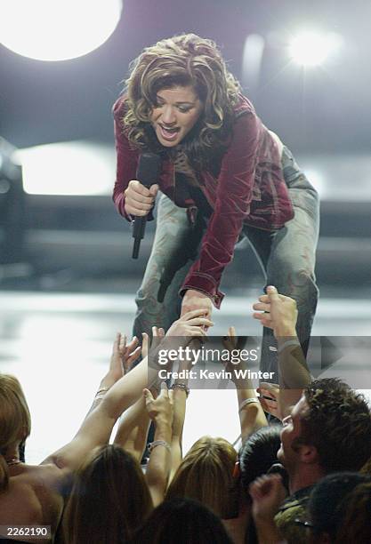 American Idol winner Kelly Clarkson sings after winning the contest at the Kodak Theatre in Hollywood, Ca., Sept. 4, 2002.