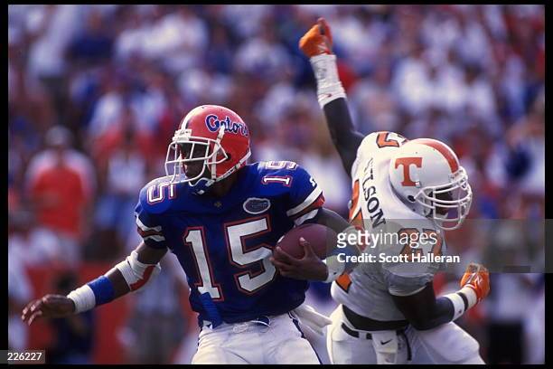 WIDE RECEIVER REIDEL ANTHONY OF THE UNIVERSITY OF FLORIDA AVOIDS DEFENSIVE BACK AL WILSON OF THE UNIVERSITY OF TENNESSEE DURING FLORIDA''S 62-37 WIN...