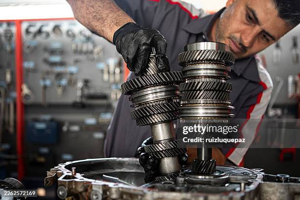 mecánico reparando los engranajes de la caja de cambios de un coche - lubricación fotografías e imágenes de stock