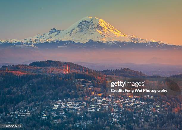 sunset over mount rainier, bellevue washington, usa - mt rainier stock pictures, royalty-free photos & images