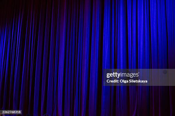 blue velvet stage curtain - rideau de scène photos et images de collection