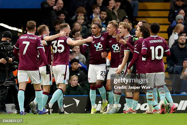Zian Flemming of Burnley celebrates scoring his team's first goal with teammates during the Premier League match between Chelsea and Burnley at...
