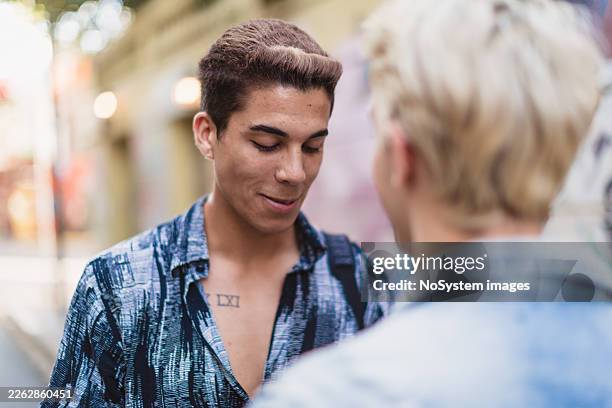 amigos conversando al aire libre - queer fotografías e imágenes de stock
