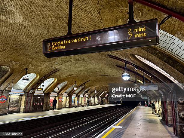 baker street station on the bakerloo line a london underground line that runs between harrow & wealdstone in suburban north-west london and elephant & castle in south london, via the west end. - london underground stock pictures, royalty-free photos & images