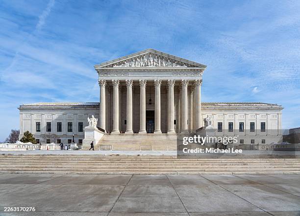 us supreme court building in washington - bâtiment de la cour suprême des états unis photos et images de collection