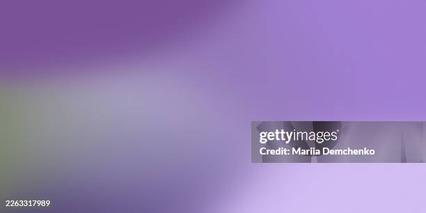 soft lavender and purple gradient abstract background - paarse achtergrond stockfoto's en -beelden