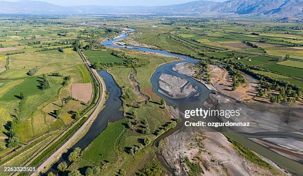 aerial view of meandering river flowing through fertile agricultural fields in erzincan, turkey - rio eufrates imagens e fotografias de stock