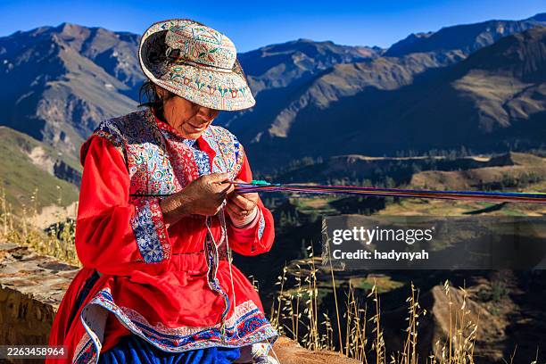 cerca de mujer peruano weaving colca cañón, perú - los andes fotografías e imágenes de stock