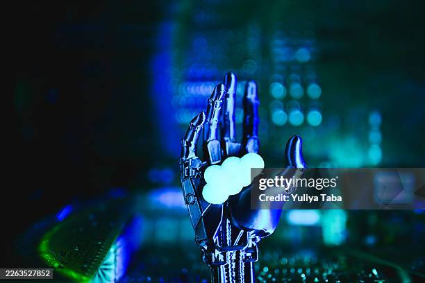 robot sujetando el símbolo de computación en la nube en fondo digital - computación sin servidor fotografías e imágenes de stock