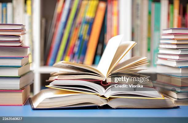 livres dans la bibliothèque - manuel scolaire photos et images de collection